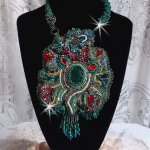 Plastron Dragon brodé avec un cabochon et des chips en Malachite Naturel, un beau dégradé d'un vert émeraude avec ces rocailles de couleurs